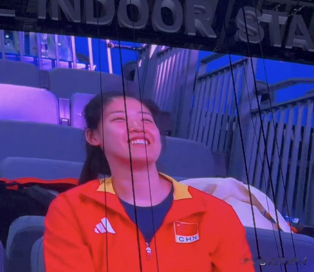 神秘嘉宾今晚上又来看中国女排了！李盈莹又来现场看中国女排的比赛了！今晚上再跟土耳