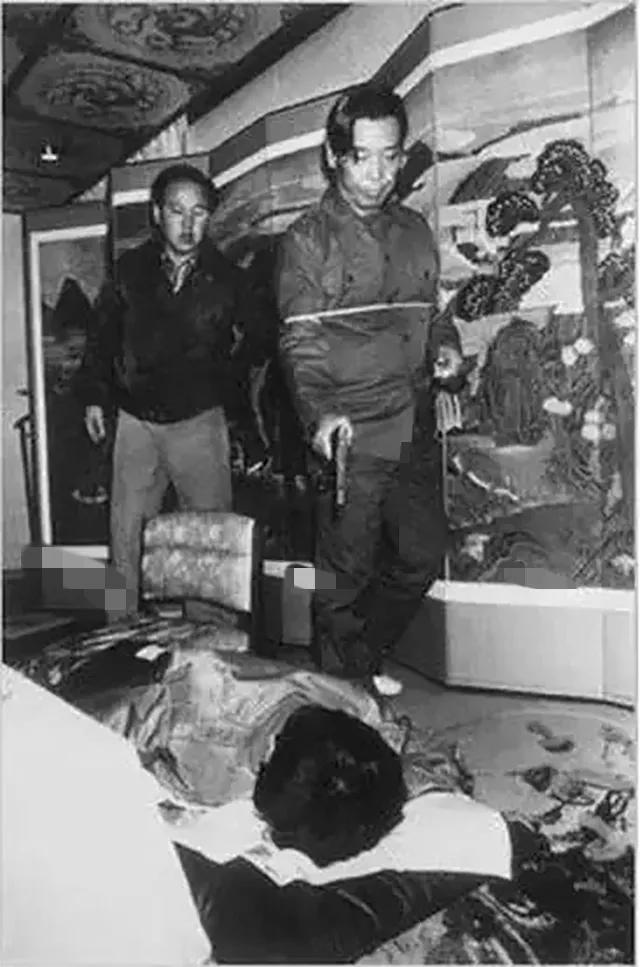1979年，韩国汉城，金载圭指认暗杀韩国总统朴正熙的犯罪现场照片。

照片中，金
