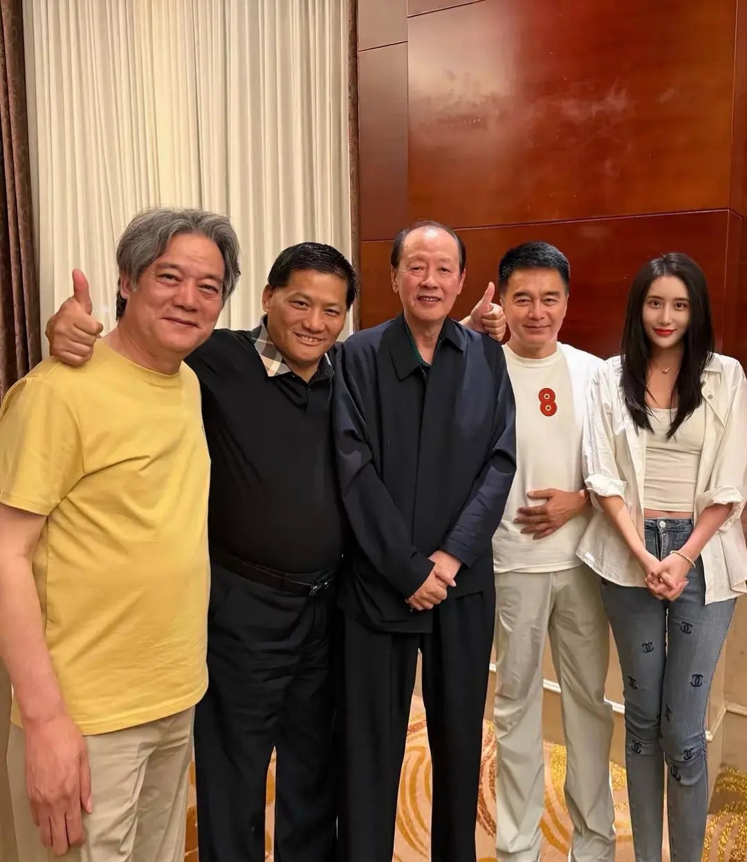 老演员合影，这不是热爱学习外语的陈副院长吗？