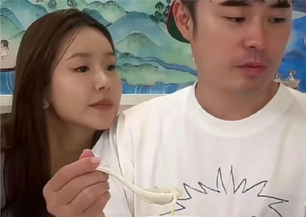 "子萱，这个虾仁剥好了，张嘴。"

"陈赫你干嘛呀，我又不是小孩子。"

"在我