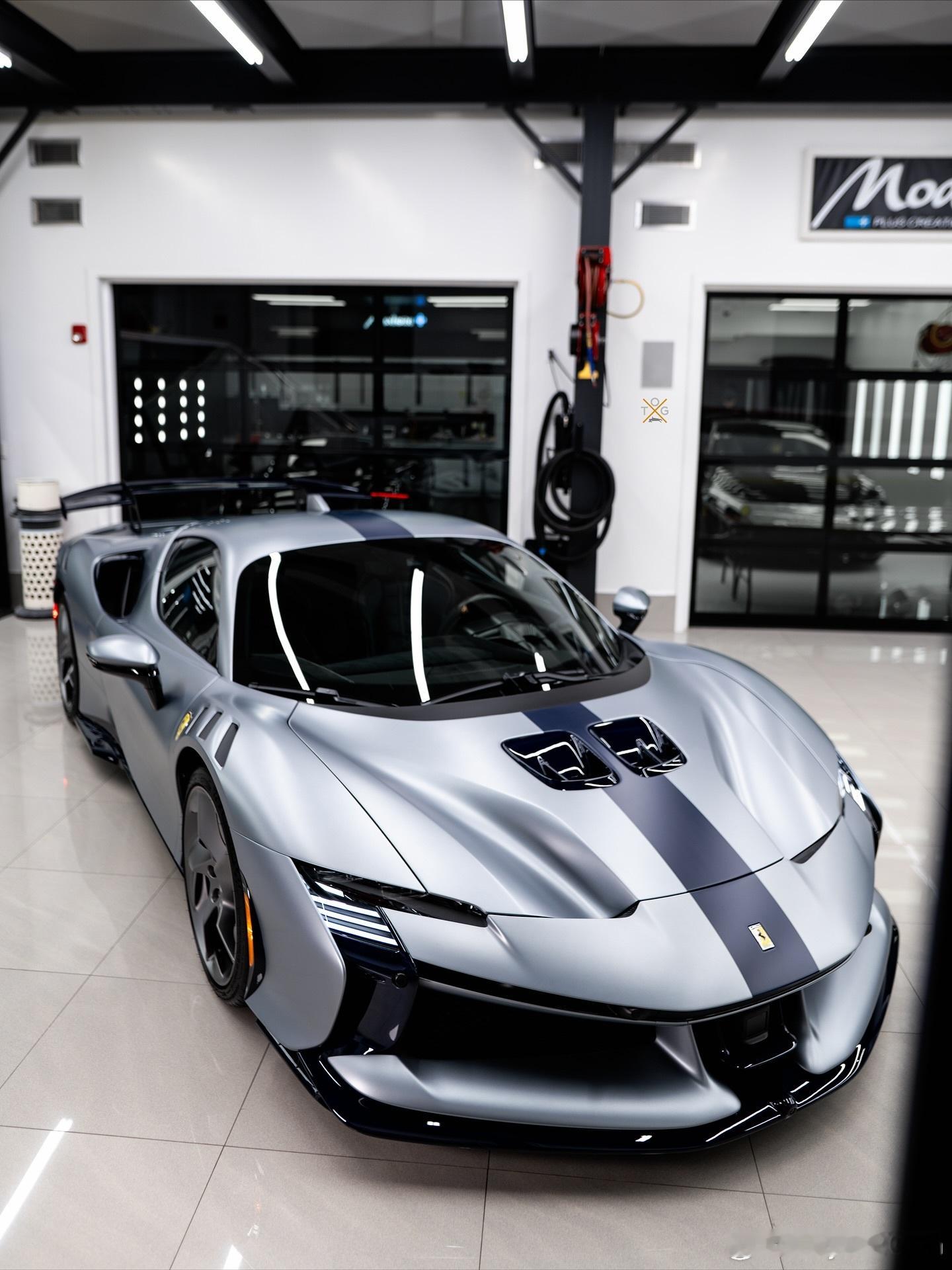 外观配色为Grigio Titanio Opaco，搭配哑光化的蓝色长赛车拉花，