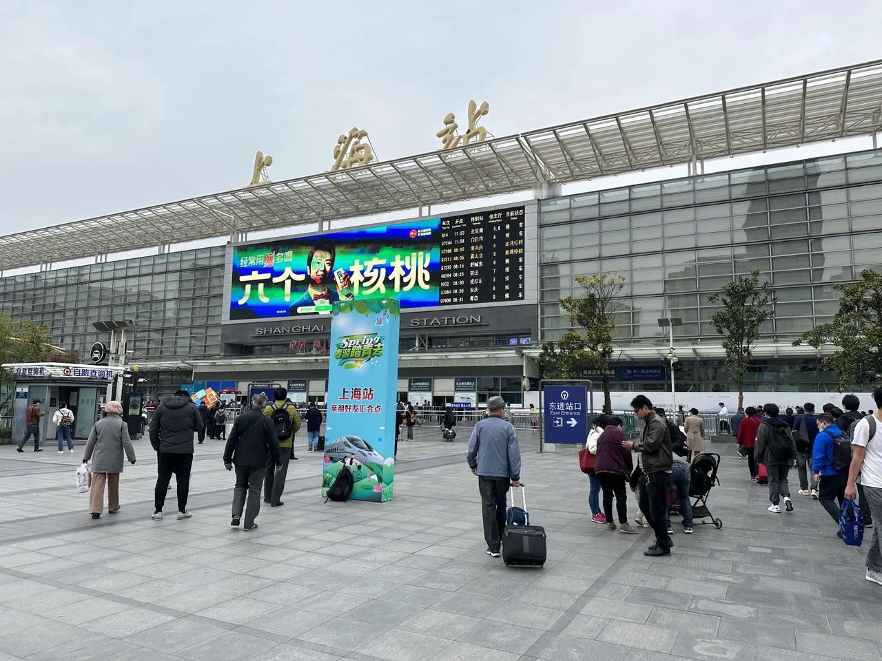 上海之前是有卢湾区、闸北区？
刚到上海，朋友说她在卢湾区，硬是没找到，后面才发现