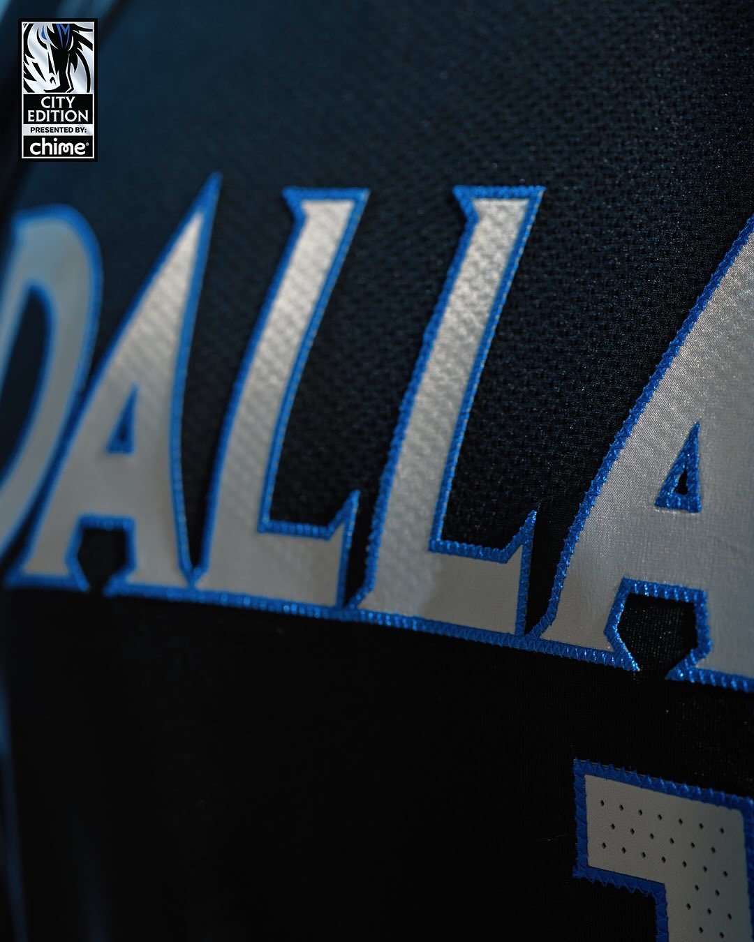 独行侠加时胜开拓者。这样一来，独行侠取得了本赛季对阵西部球队的首场胜利，此前他们