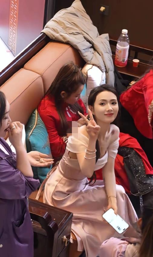 网友:看上这个伴娘了，月薪8k，想娶她，希望大吗？？ 