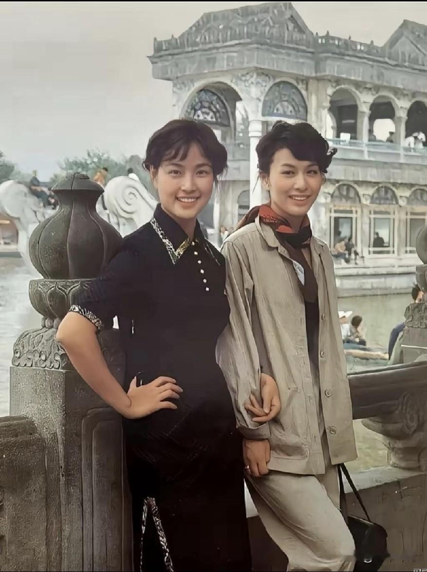 能认识刘晓庆身旁这位明星的人，应该最少都是已经退休的吧？。能认得她、对这一段记忆
