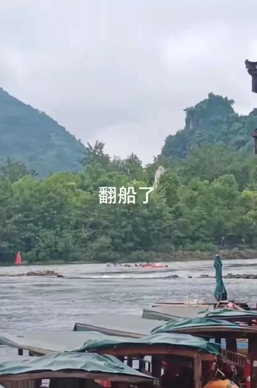 惨了！重庆，一条女子龙船队在训练时候翻船了，导致了3名女子不幸遇难，其中一死者1