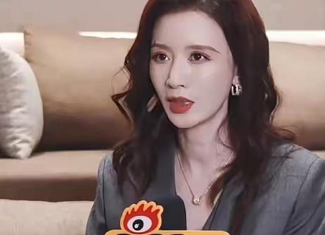 张萌哭是因为《冰湖重生》开播零广告，品牌方全跑了，根本不是因为口碑。当初黄杨钿甜