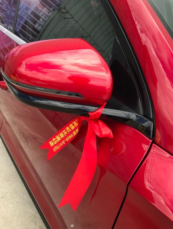 大家买了新车，会在后视镜上系个红绳吗 ​​​