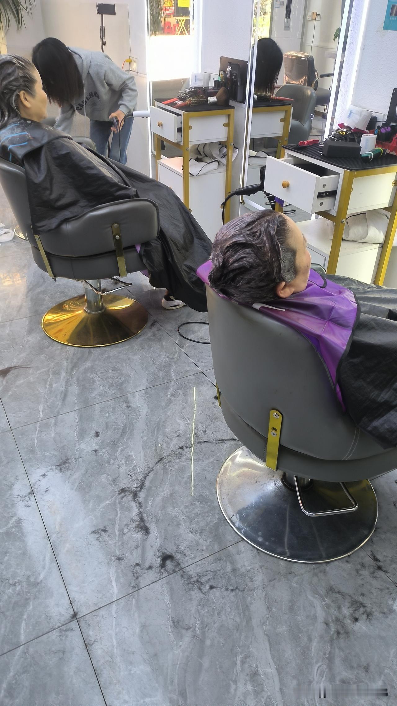 泡泡染那么“好”？？？？为什么理发店宁愿没生意也不用泡泡染？？？
 
理发店坚决