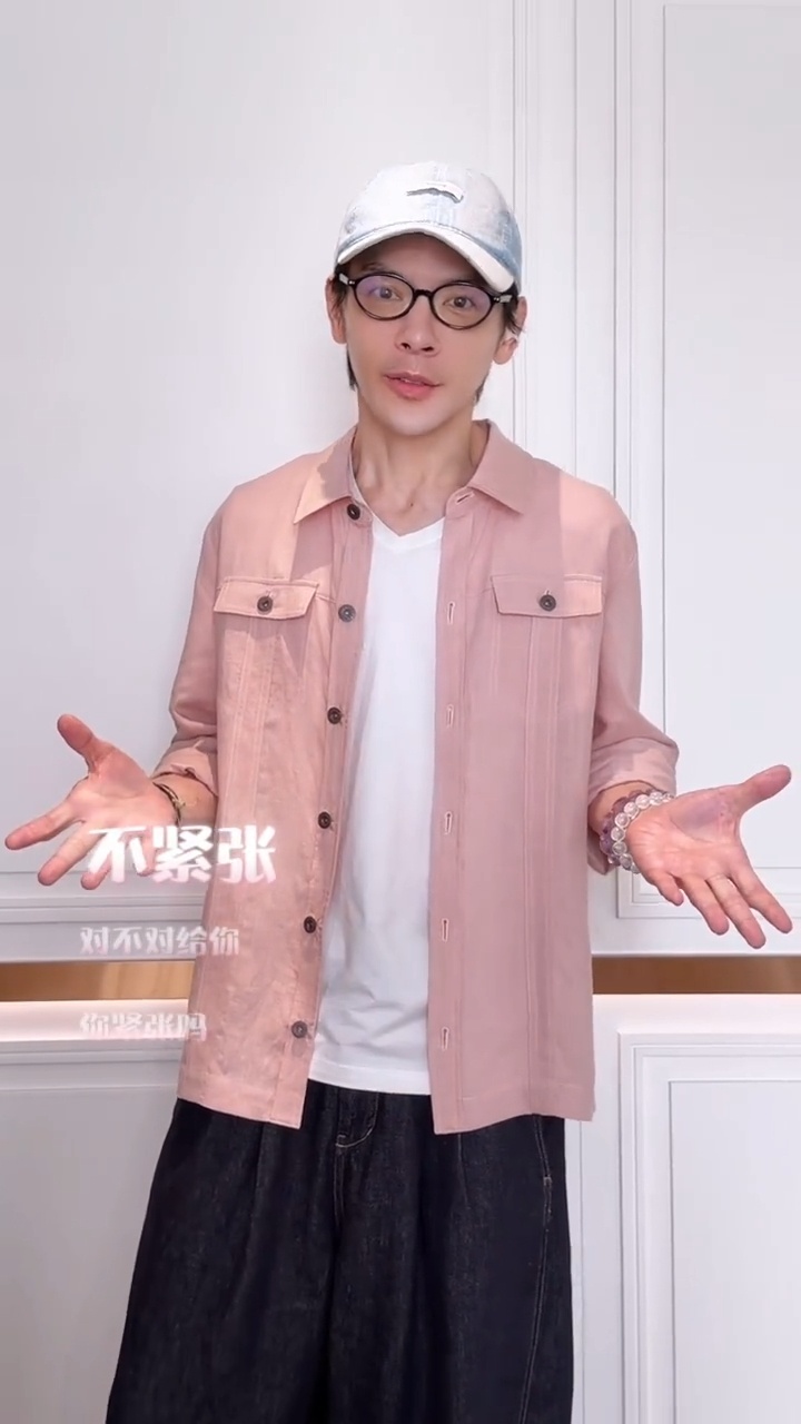 向佐回应向佑疑似躯体化  向佐全程照顾镜头前拘谨的向佑，出面澄清外界猜测，耐心带
