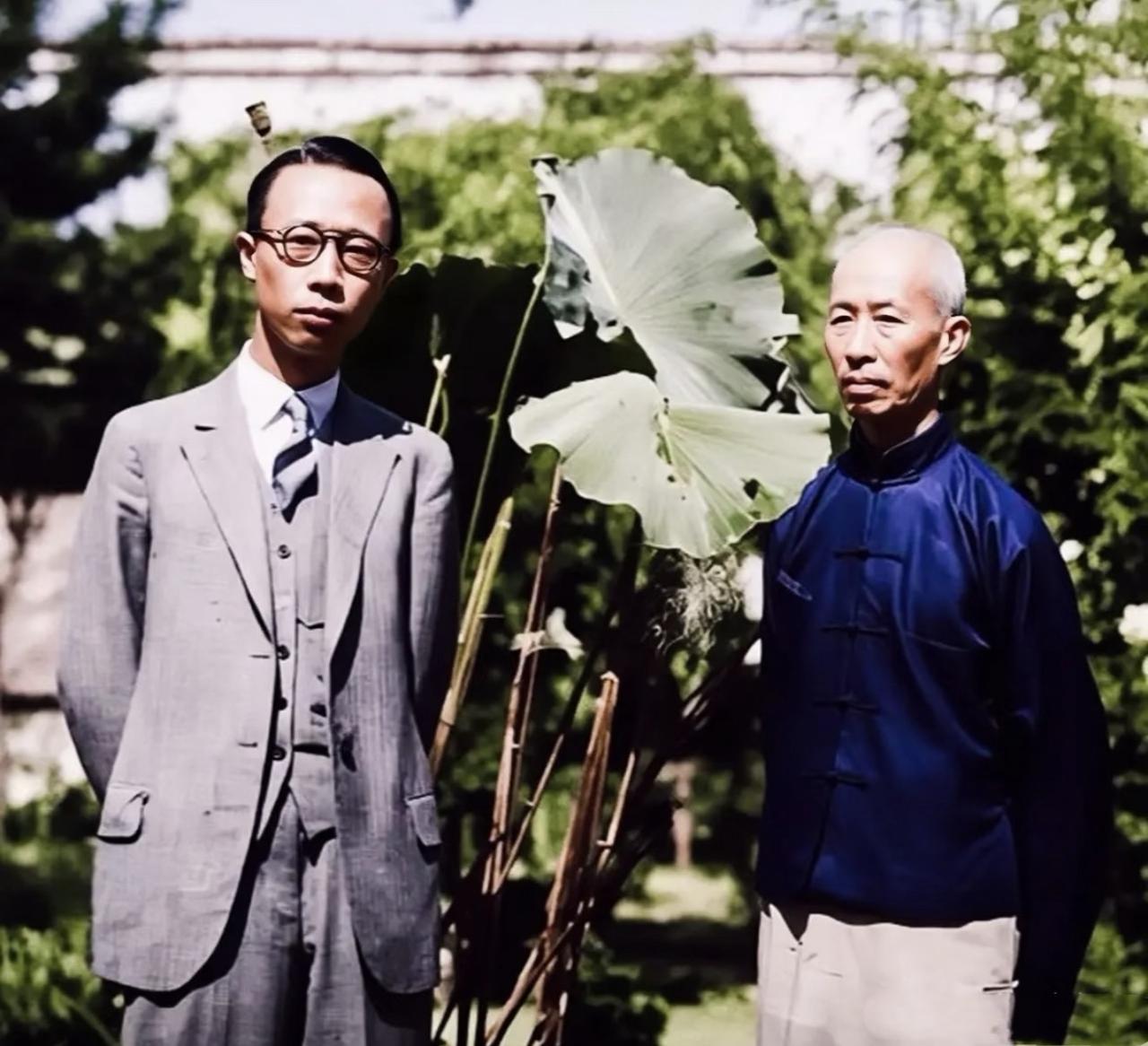 没想到这张看着像叔侄逛私园的闲照，居然是日后伪满傀儡政权的“预埋伏笔”！这是19