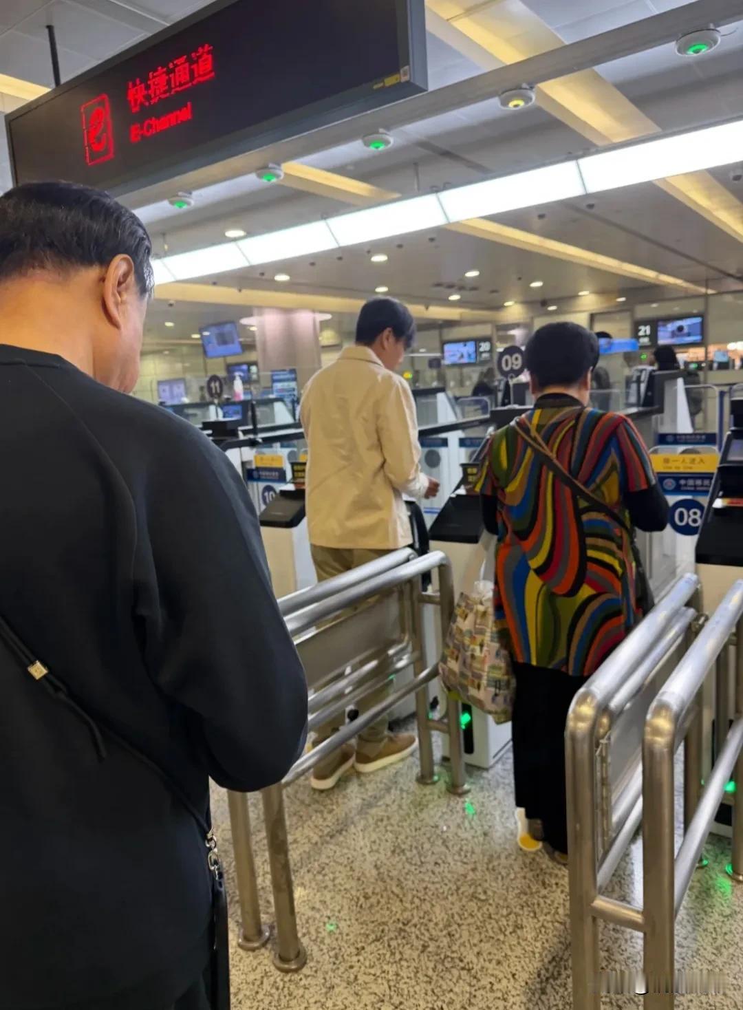 不怪伊能静大了秦昊那么多，公公婆婆还是那么喜欢她，实在是她确实很会做人。
伊能静