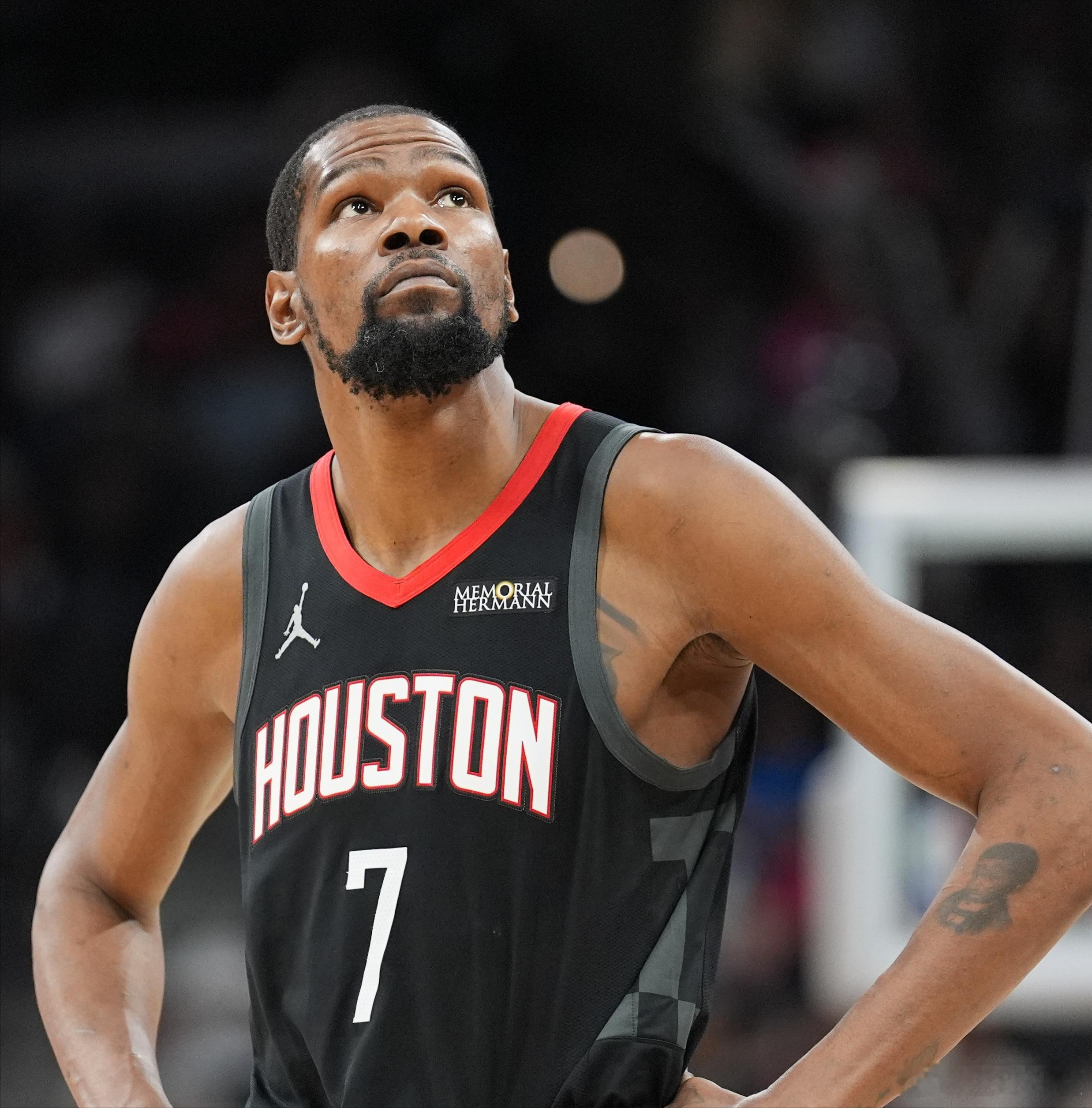 杜兰特推倒里夫斯，一级恶犯杜兰特持球踩中线，回场违例杜兰特持球8秒不过半场...