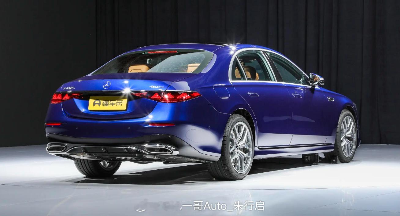 新款奔驰S级在国内亮相。新车内外设计有所调整，新车将于2026北京车展公开亮相，