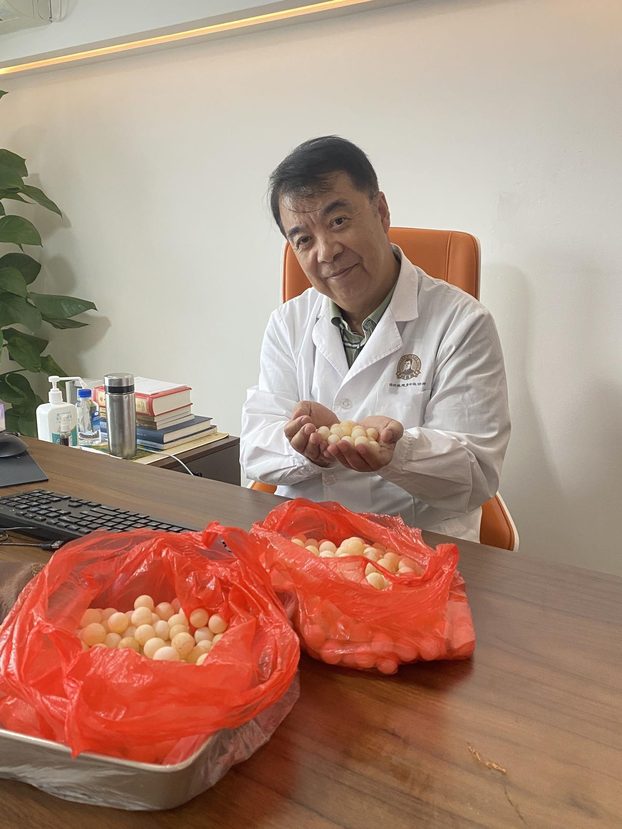有个深圳本地的中年痛风患者，不仅有高血压和高尿酸，就连肌酐也是高的，常年靠拉西地