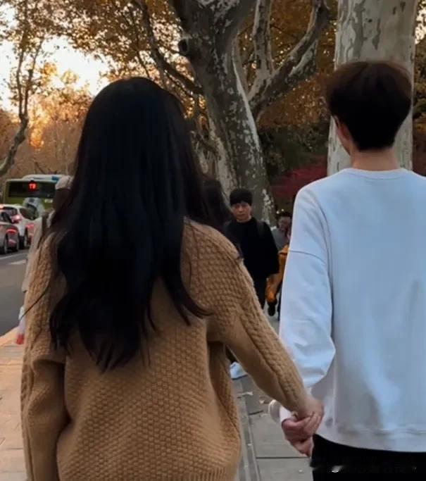 最美的爱情
世上最美的爱情是我爱上你时，你正好也爱上了我，我懂你时，你更懂我。深