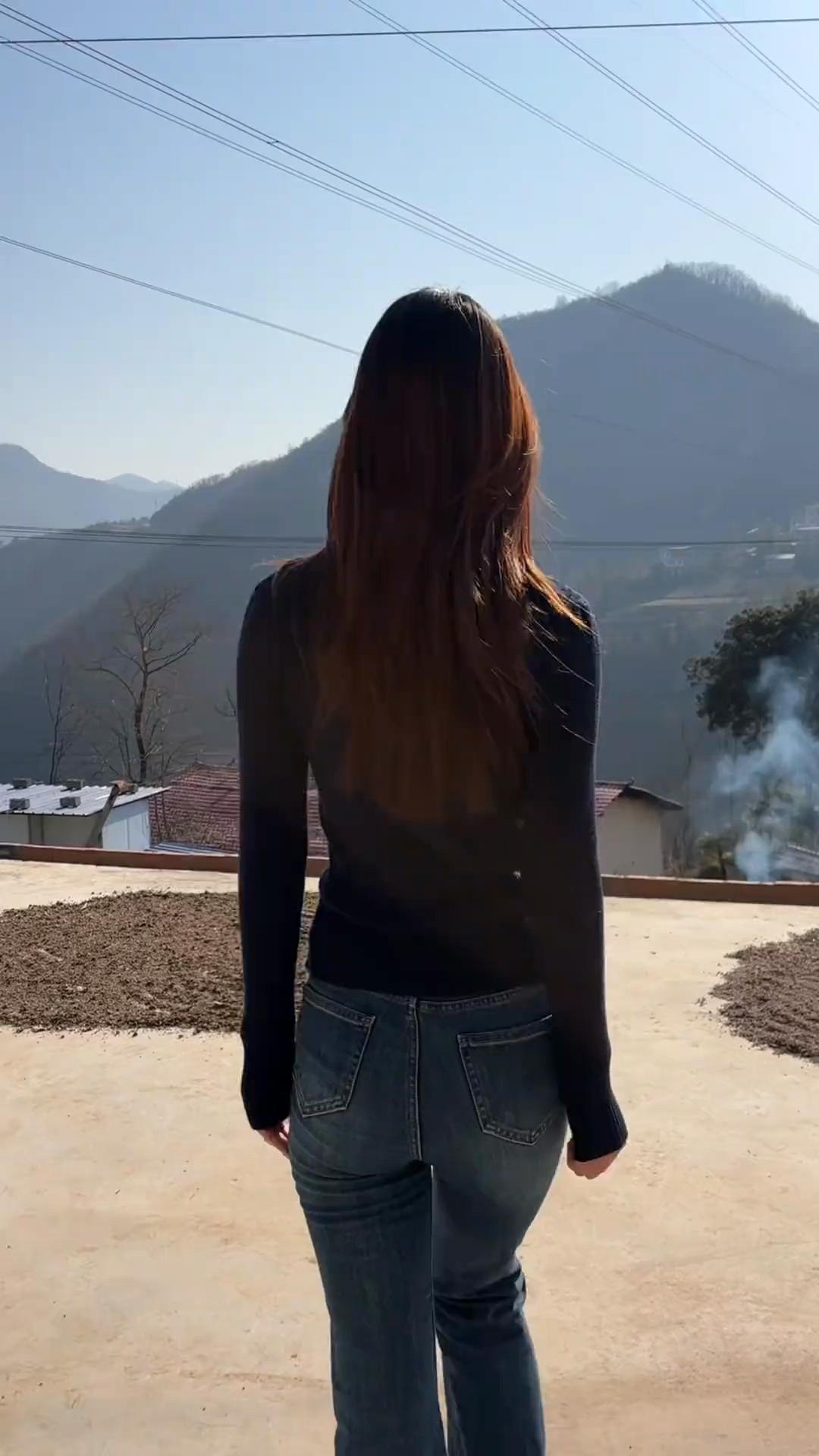 站在山巅，眺望远方，心旷神怡。