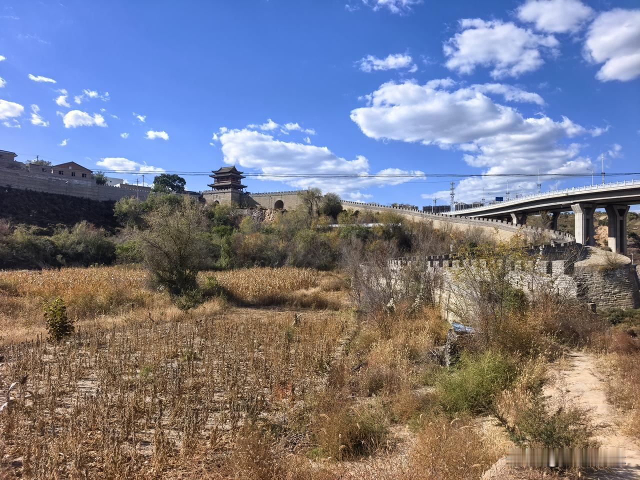 十一假期府谷老城半日游！府州老城从军事防御上来说，它修建的很成功！但从商业运行上