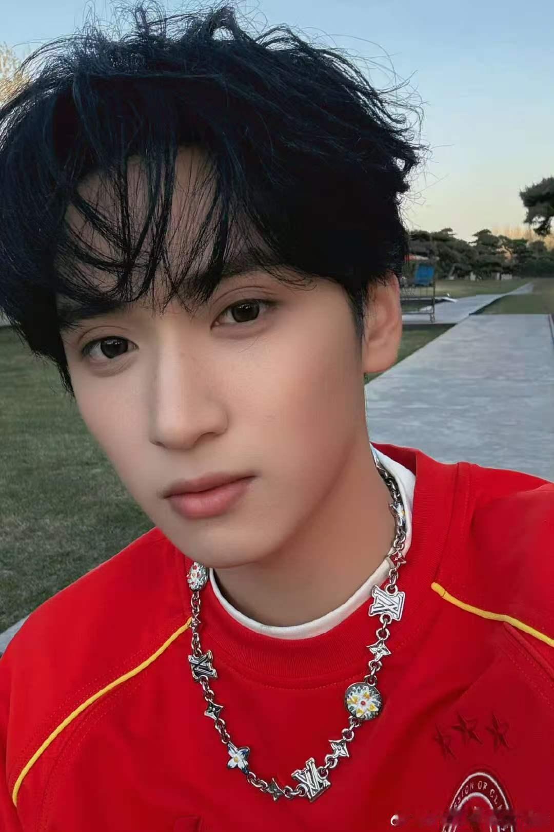 严浩翔新预告严浩翔红色穿搭严浩翔新预告 收到！！！对严浩翔永远有期待！！！ 