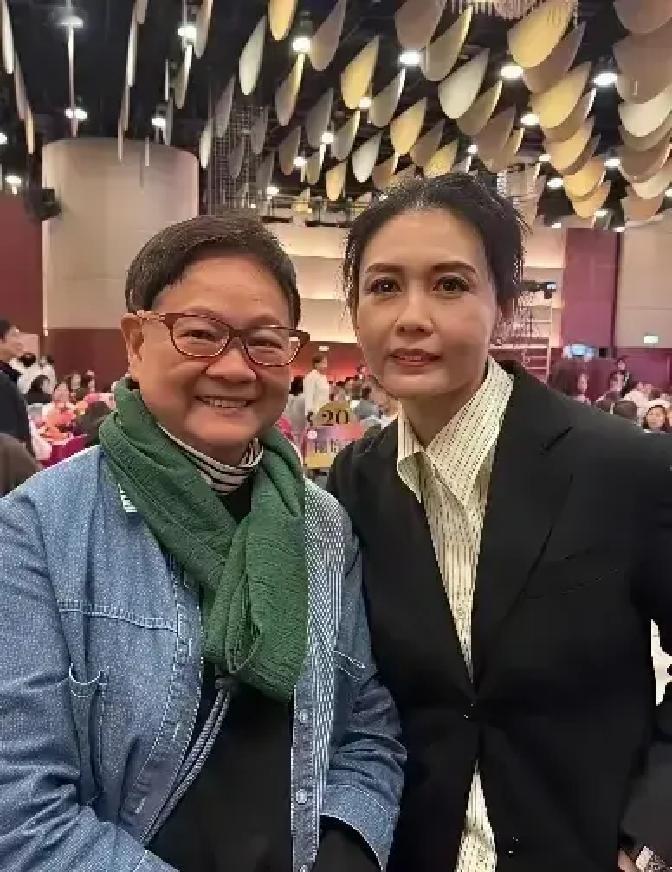 曾志伟73岁生日宴，邱淑贞一露面，全场手机先举起来
照片一出，弹幕刷屏“这是邱淑