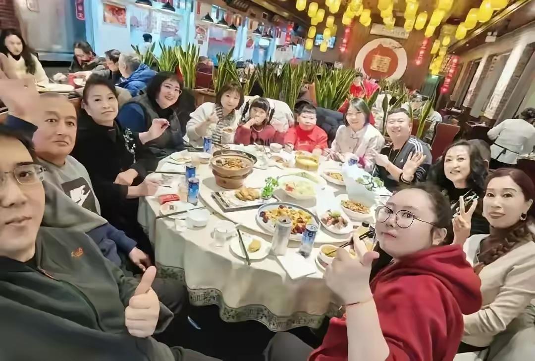 亲戚组团去餐厅“薅羊毛”？老板不怒反喜：这哪是打工，是请了个财神！
家人们，见过