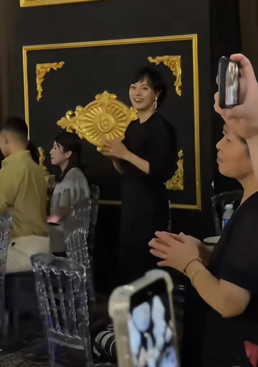 孙俪带着女儿小花参加舞会，镜头中看着挺严肃的一个人，没想到她私下这么活跃，这是被