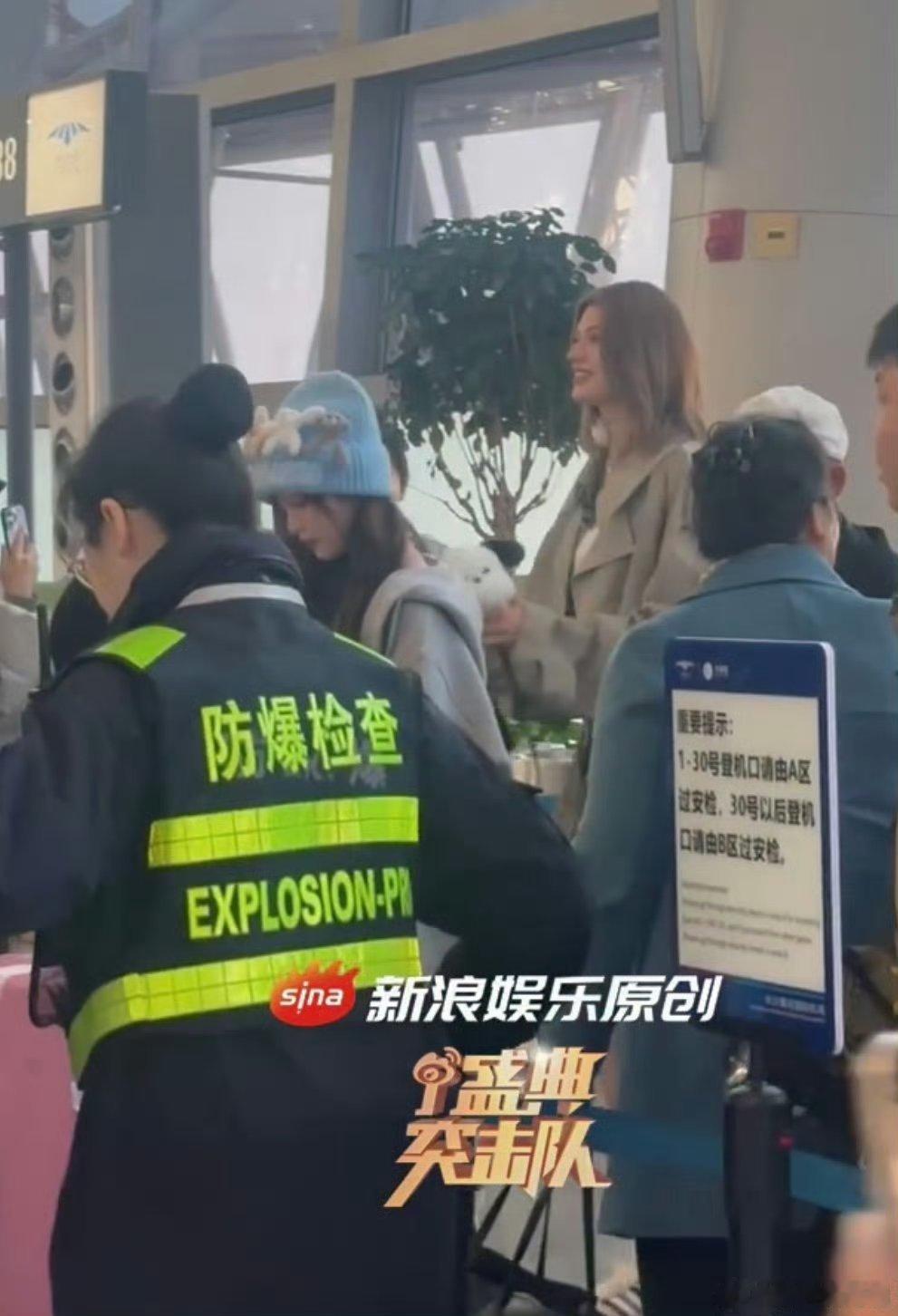 卡琳娜对粉丝摸头杀  浪姐6一公出发路透 浪姐6简直越来越精彩了，拍的超级好看，