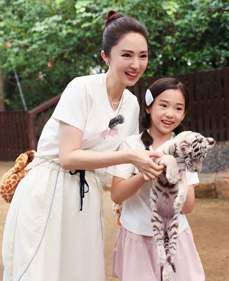 董璇女儿小酒窝去香港参加比赛 “雪花女神龙”董璇的女儿小酒窝去香港参加比赛，妈妈