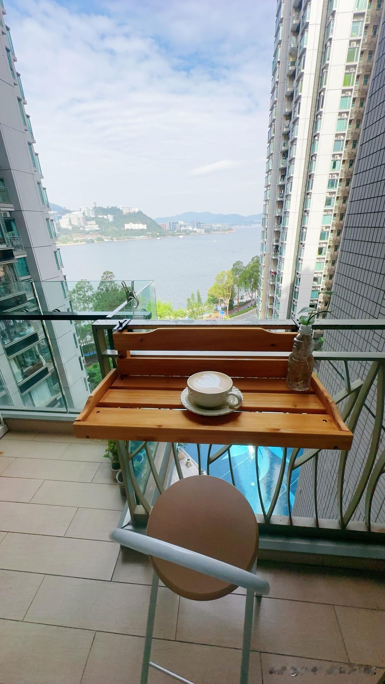 周末在家自娱自乐，天天催眠自己不要焦虑，生活不易，开心生活更加不易，喝杯咖啡跟孩