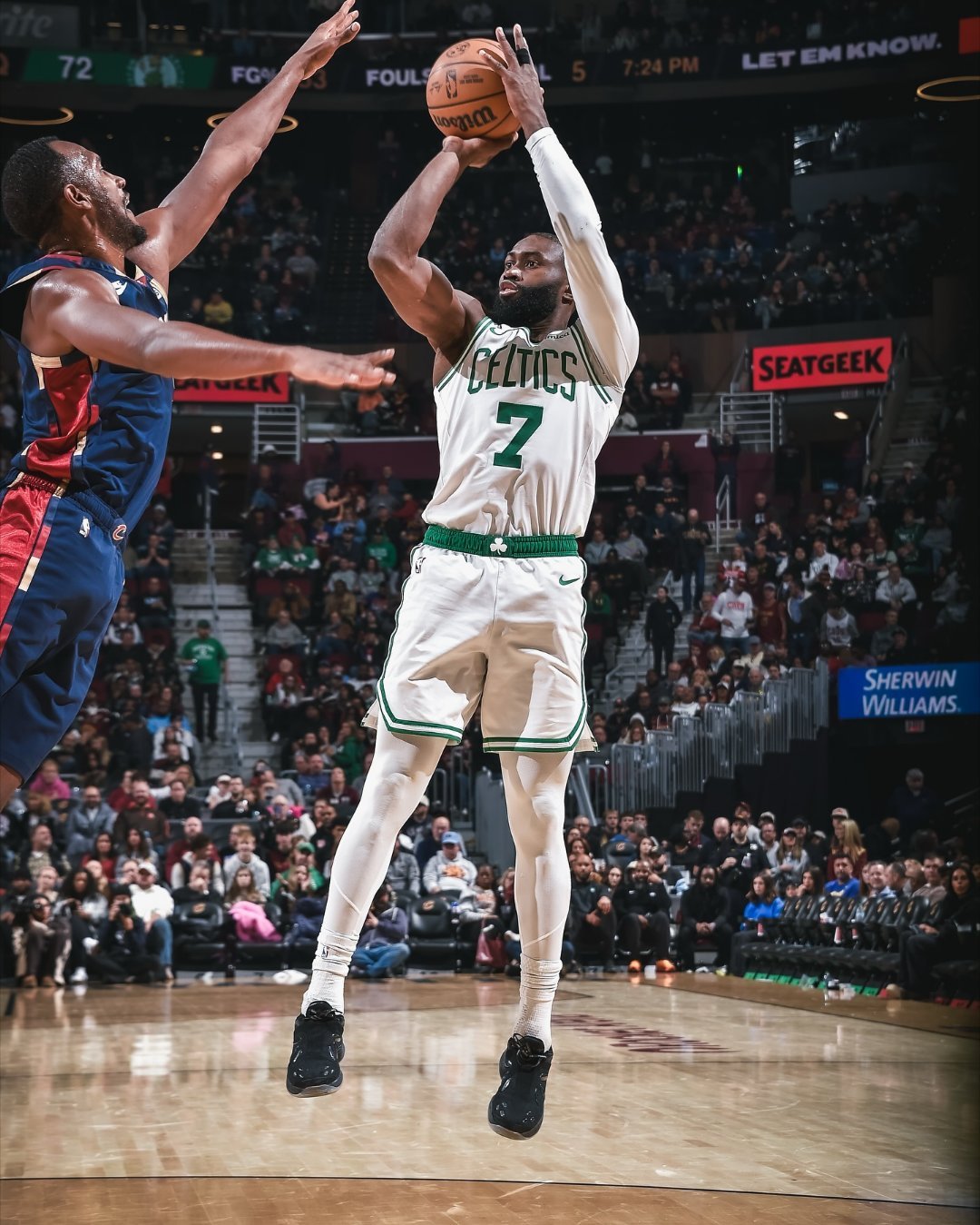 据统计，杰伦是继伯德之后，队史唯二得到40分5篮板5助攻且还送出5抢断的球员！凯