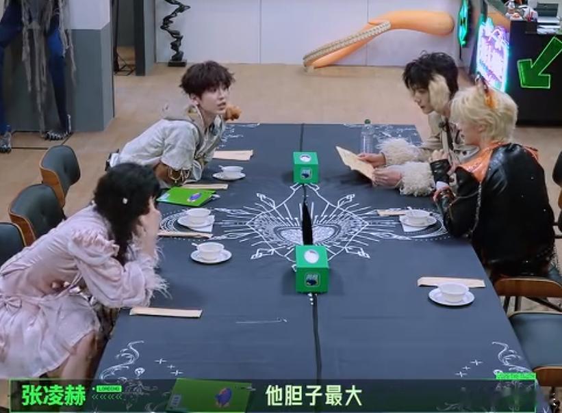 张凌赫约章若楠打游戏丁程鑫张凌赫认证胆子大 丁程鑫张凌赫认证胆子大，张凌赫约章若