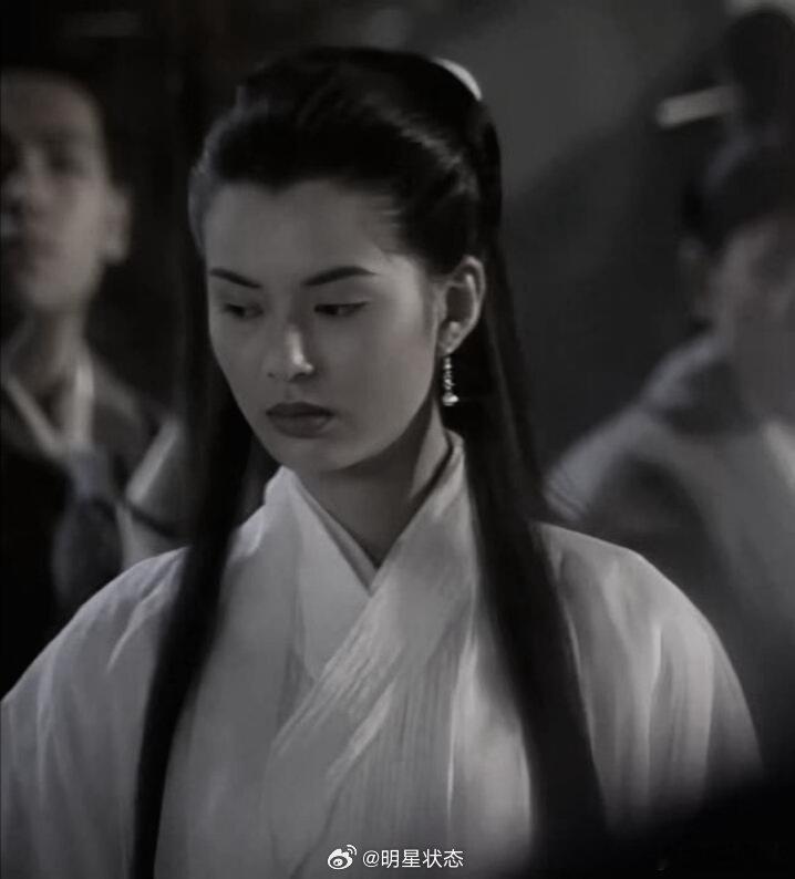 小时候看到的姑姑，是没有颜色的 