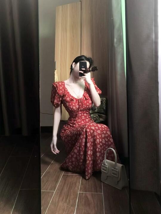 好温柔的红色碎花裙唉～