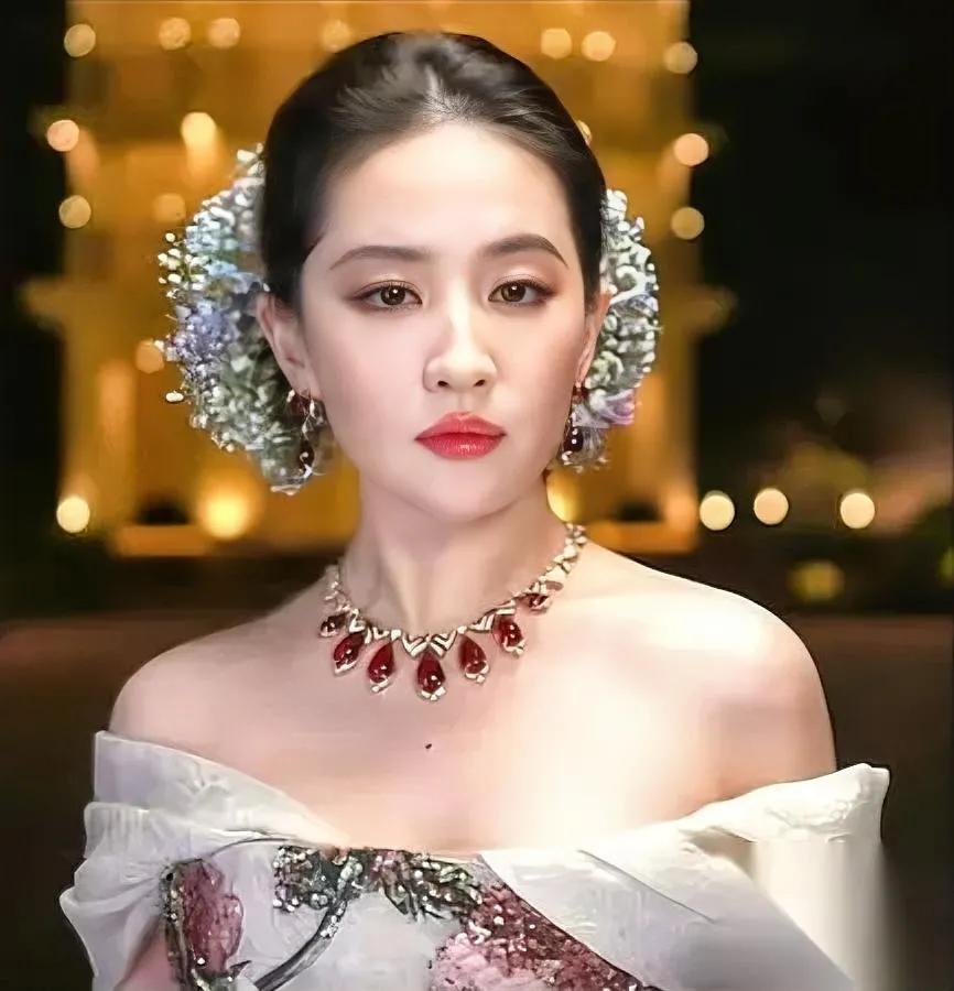 刘亦菲杨幂同岁？我真没看出来！

神仙姐姐还是十年前的样子，白得像自带柔光，头上