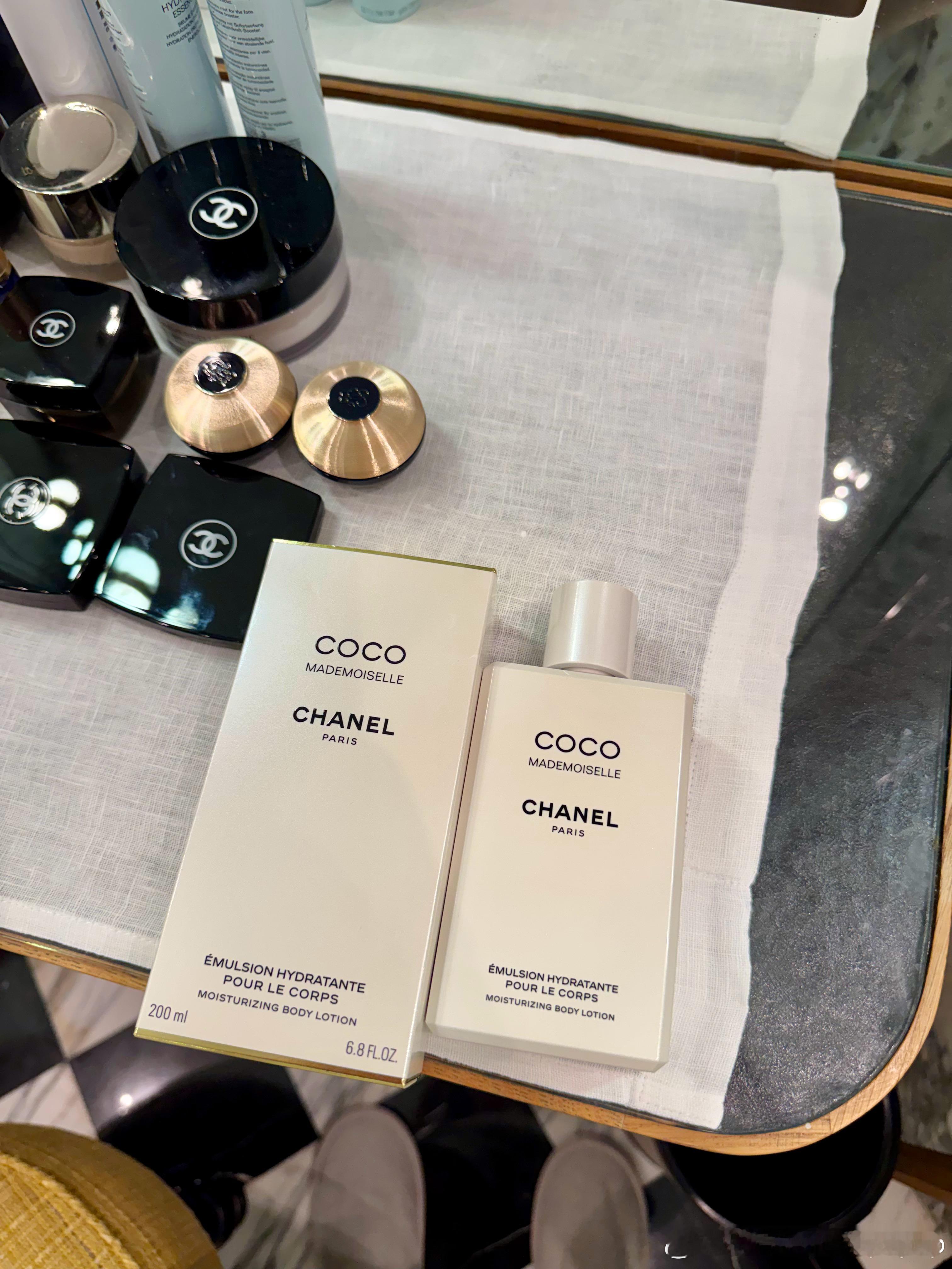 有人要吗 香奈儿身体乳 全新的 刚买完忘记超过100ml 不想拖运 谁在香港 送