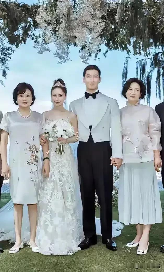 我认为支持，社会发展，人心沸动，婚前同居不是品质问题而是人性的须求，异性求偶是第