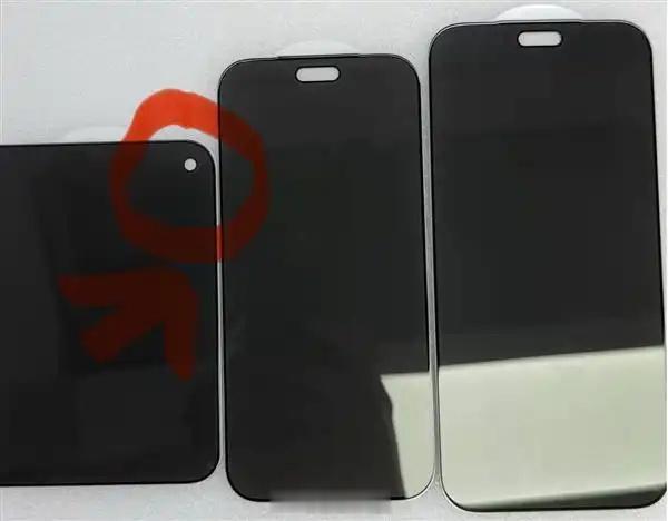 【折叠屏iPhone日产量仅数百台】消息人士称，苹果备受期待的折叠屏iPhone