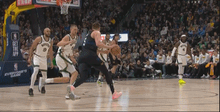 NBA赛场镜头：
   约基奇强突内线，撞倒波津，双手扣篮，平时不这么玩儿，不代
