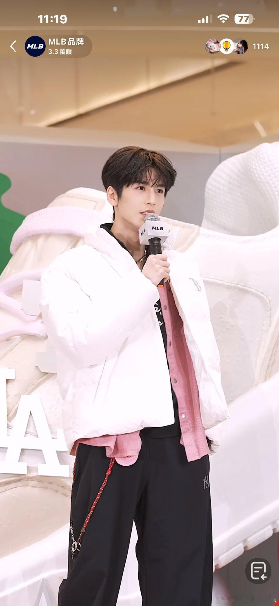 张凌赫今天重庆线下活动🈶，现场人气超火的 白马王子