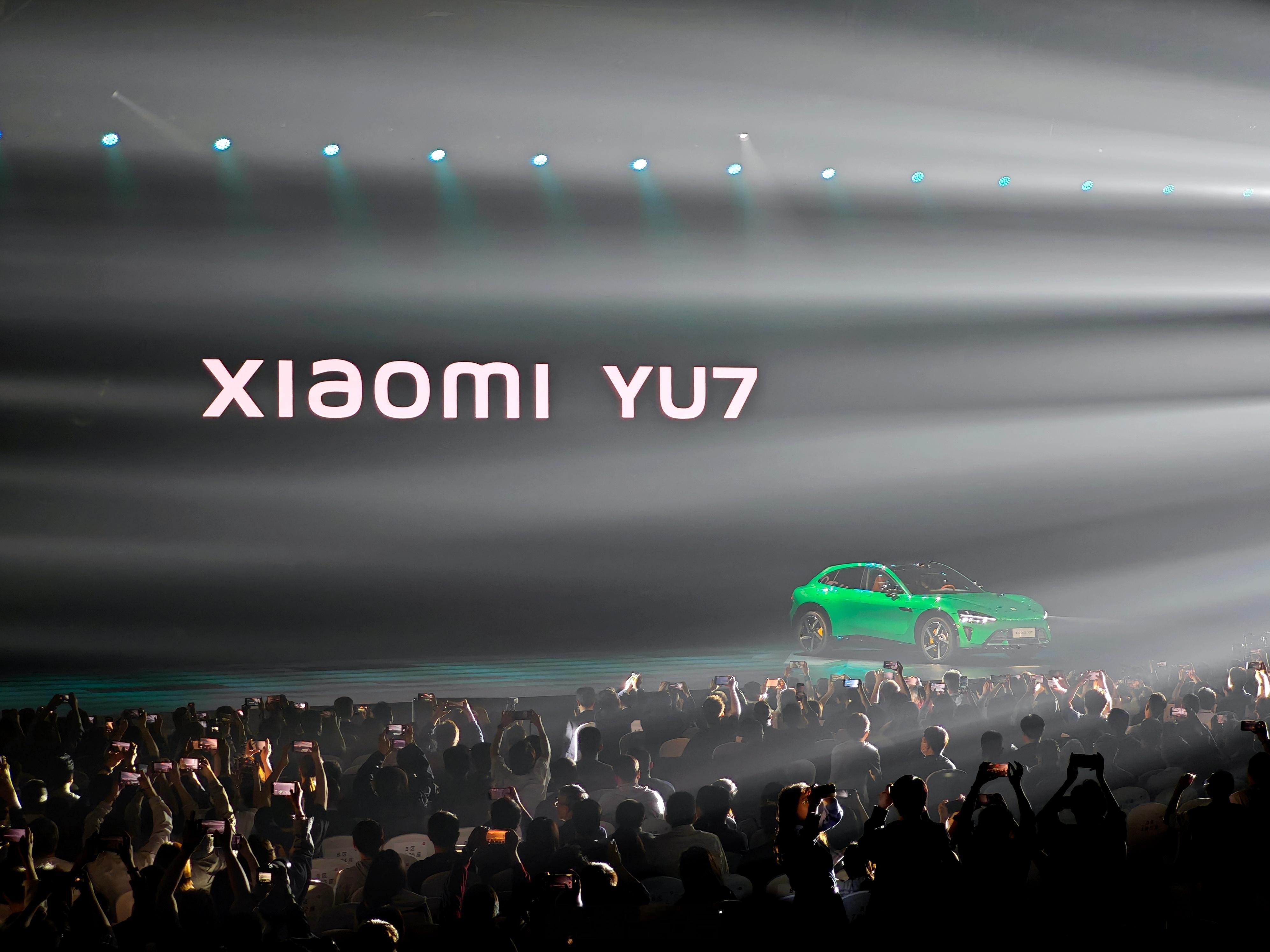 小米汽车的首款 SUV 小米YU7 今日正式到店了！前去静态体验的人还真不少，也