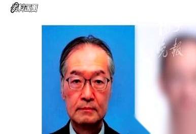 电梯里，62岁的大学院长山本秀树，悄悄伸出手机，镜头直勾勾对准一名少女的裙底。商