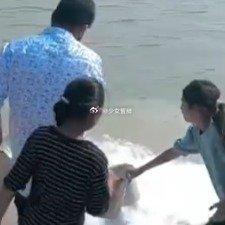 恒河畔的一幕让全网揪心，一名男子以祭祀之名倾倒牛奶，却刻意避开近在咫尺伸手接奶的