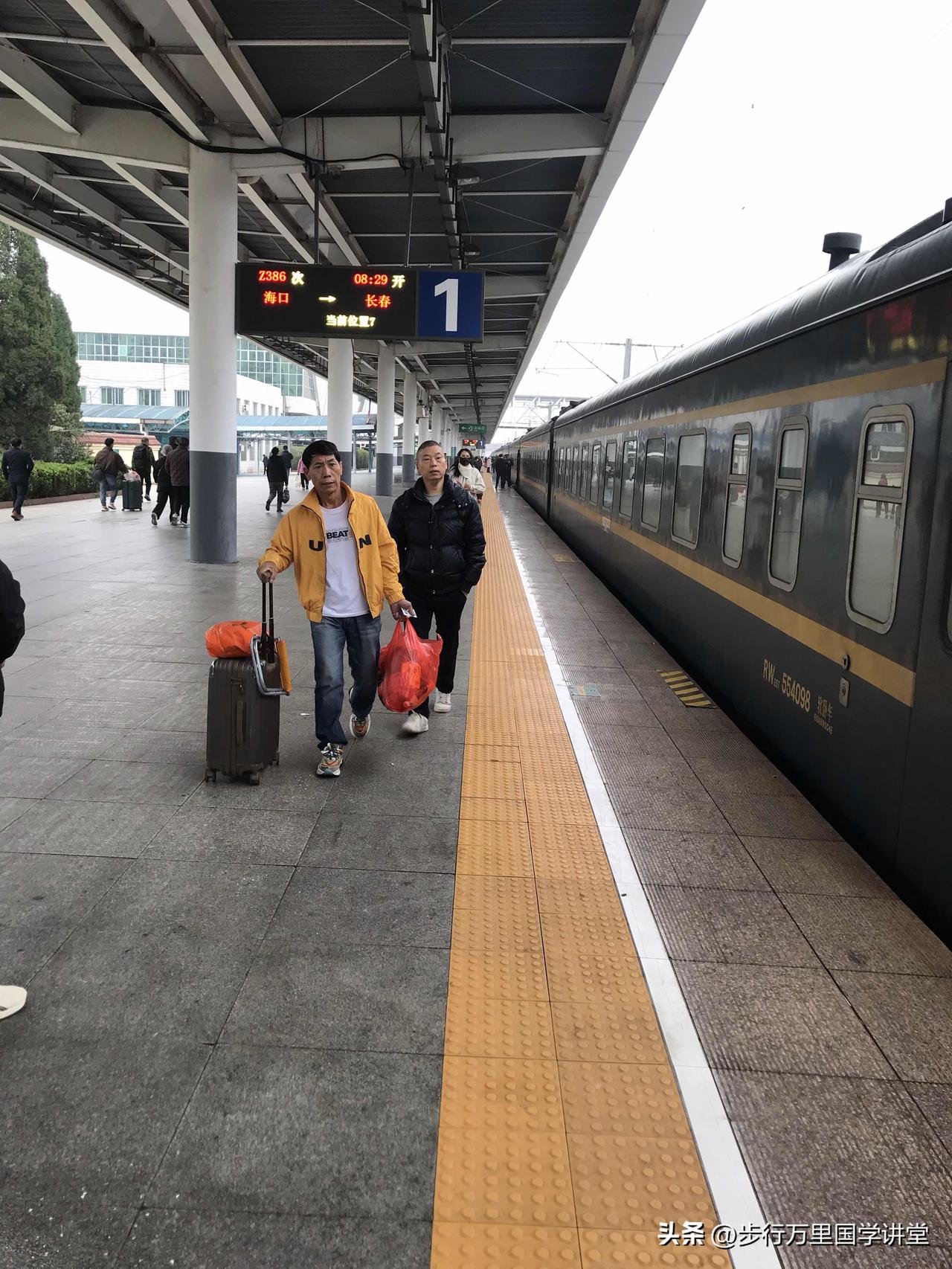 北京的春天，美得别具一格。虽有“烟花三月下扬州”，但北京春天毫不逊色。
明城墙遗