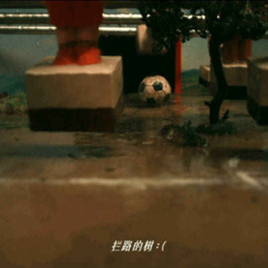 看见贵州山里爱踢球的孩子没有平整草坪，就靠着山间空地踢球，复刻山地的球桌让人真切