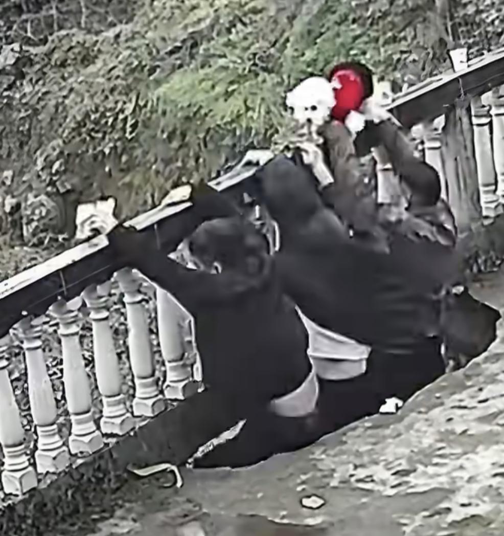 真的是惊呆了！
第一次见家门口仨人齐掉坑的，
贵州，女子和朋友们在自家院里玩无人