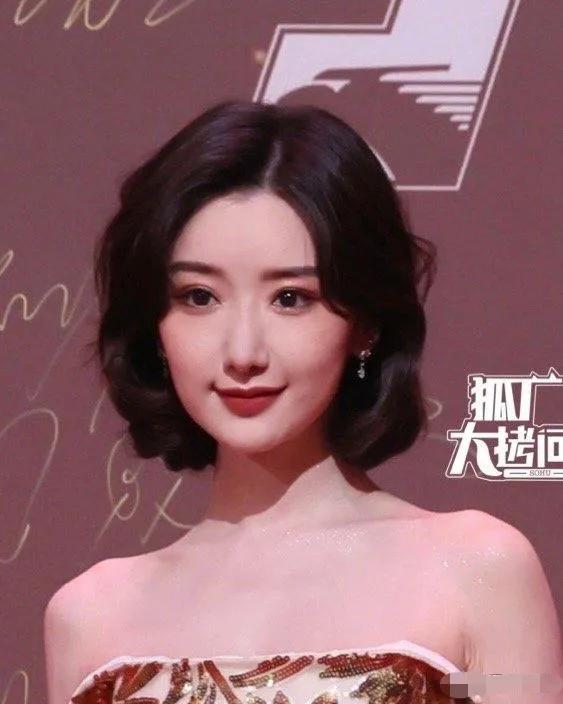 是有多想不开啊！这么美还要动。
自从毛晓彤动了鼻子后，甜美度没有了，颜值也直线下