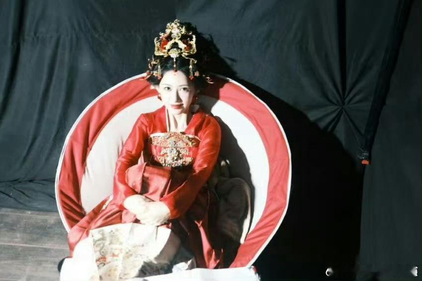 李奕臻 端阳帝姬红衣路透 端阳帝姬红衣返场，李奕臻太美啦，真的很适合一袭红衣呢，
