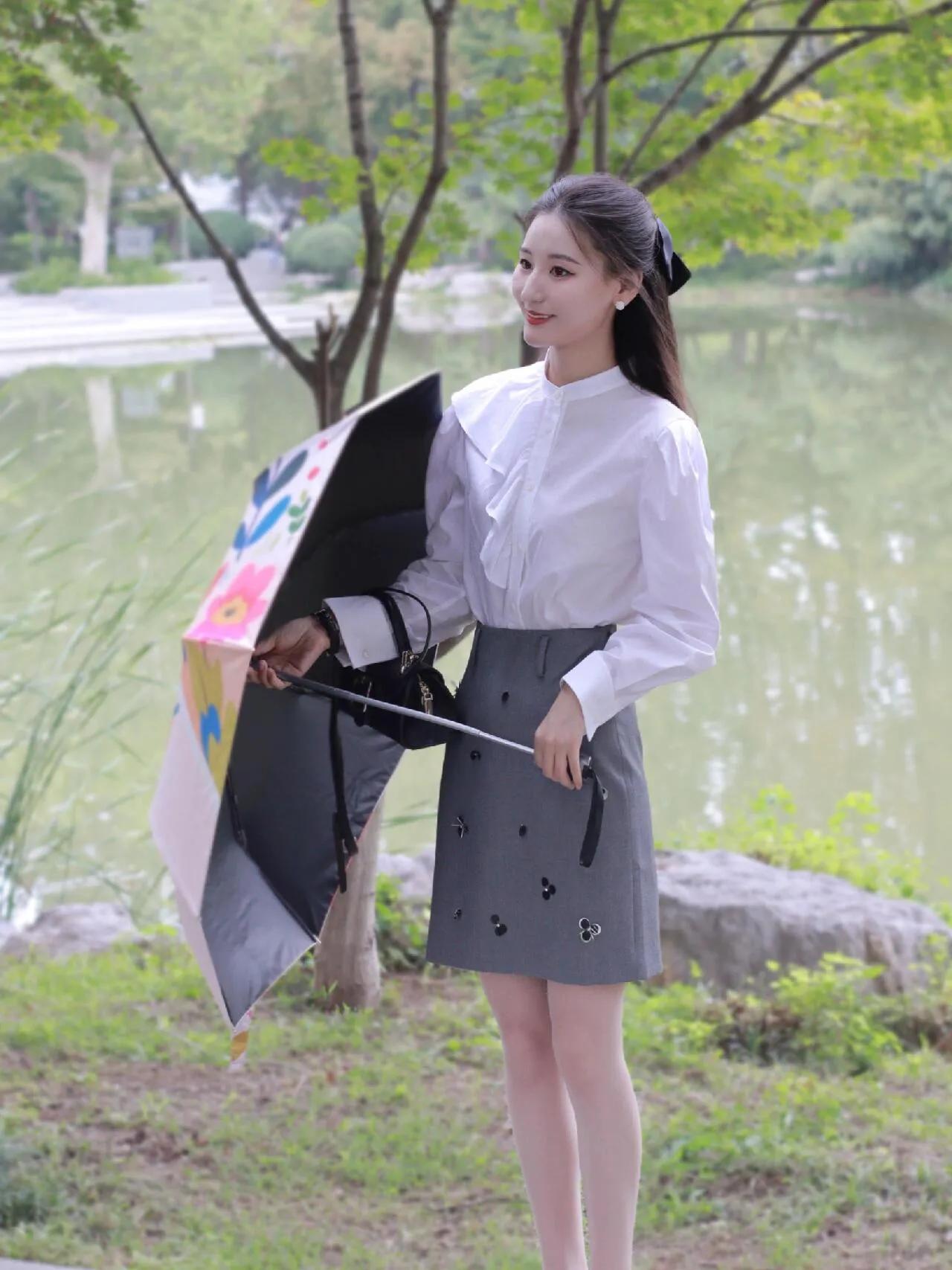雨天有伞#晴天有你#户外随拍美少女# 纯情温柔型穿搭
