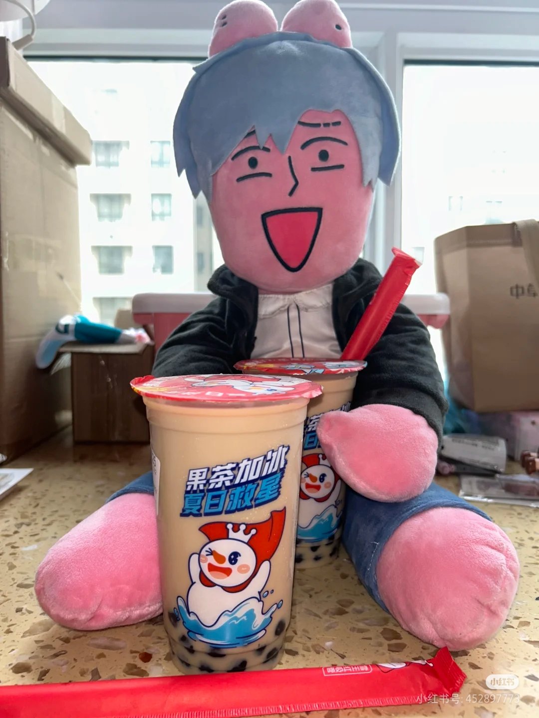 凌肖秋天的第一杯奶茶，还解锁了限定服装[笑而不语]#凌肖解锁限定服装# #恋与制