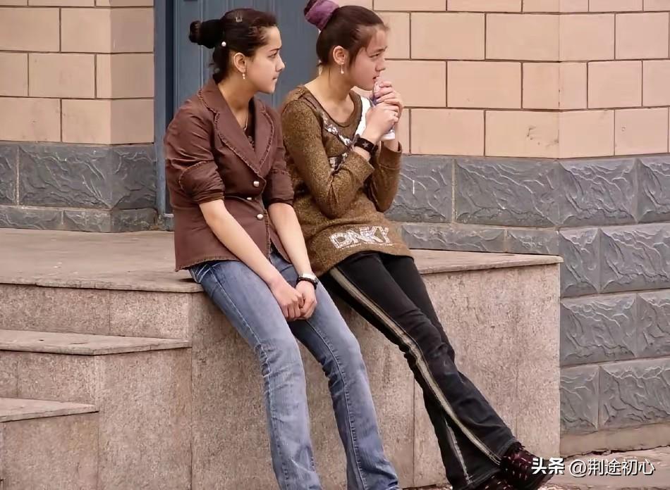 闺蜜：巴巴你以后想干什么呢？
热巴：我觉得当个护士挺不错
闺蜜：护士整天熬更守夜